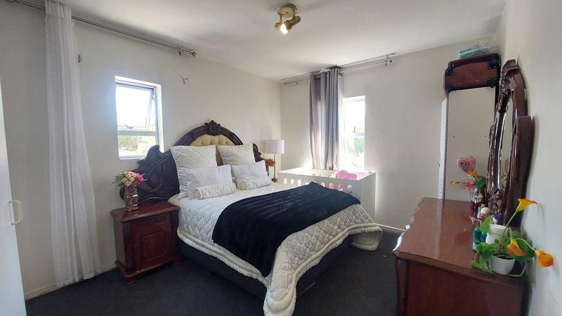 2 Bedroom Property for Sale in Oakglen Western Cape